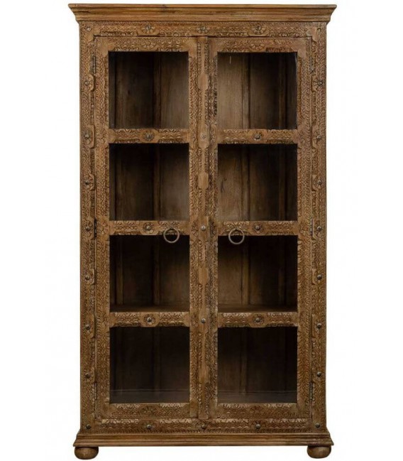 Vitrina étnica de mango tallado a mano con puertas acristaladas.