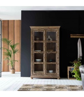 Vitrina étnica de mango tallado a mano con puertas acristaladas.
