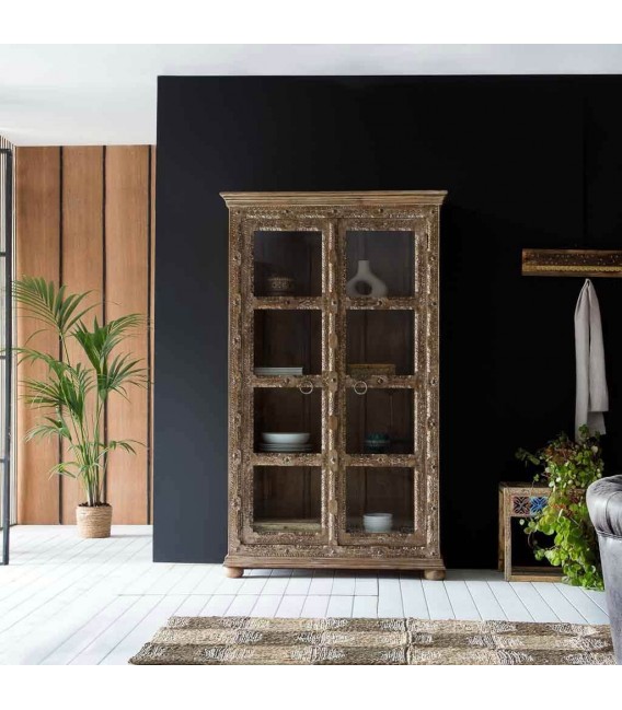 Vitrina étnica de mango tallado a mano con puertas acristaladas.