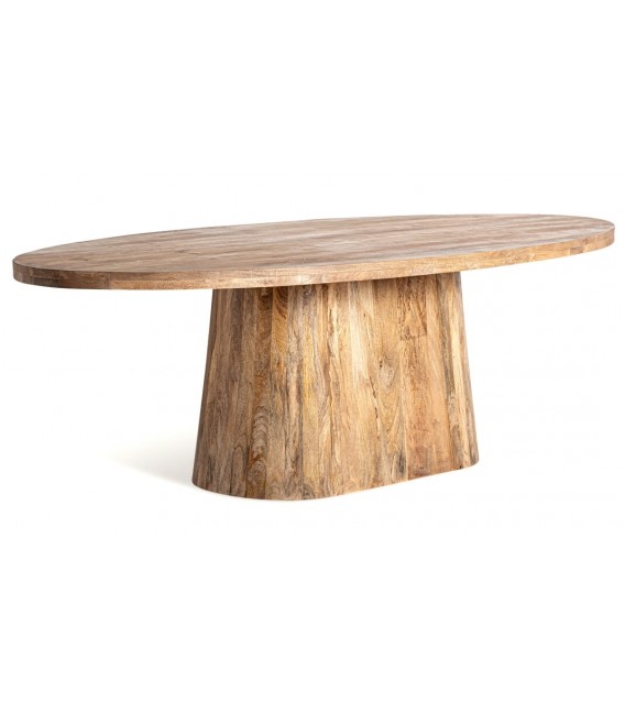 Mesa ovalada de comedor en madera natural de estilo colonial.