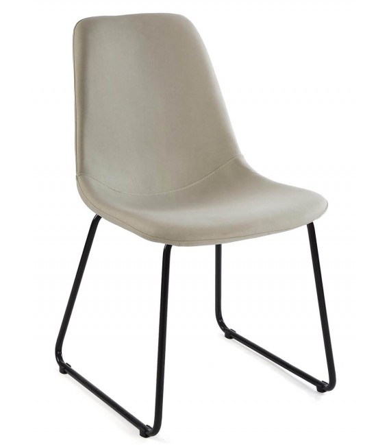 Silla tapizada color blanco roto, patas en metal negro.