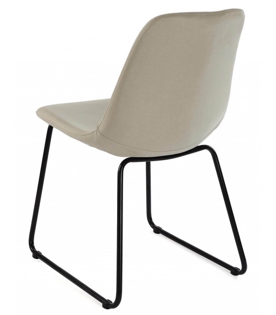 Silla tapizada color blanco roto, patas en metal negro.