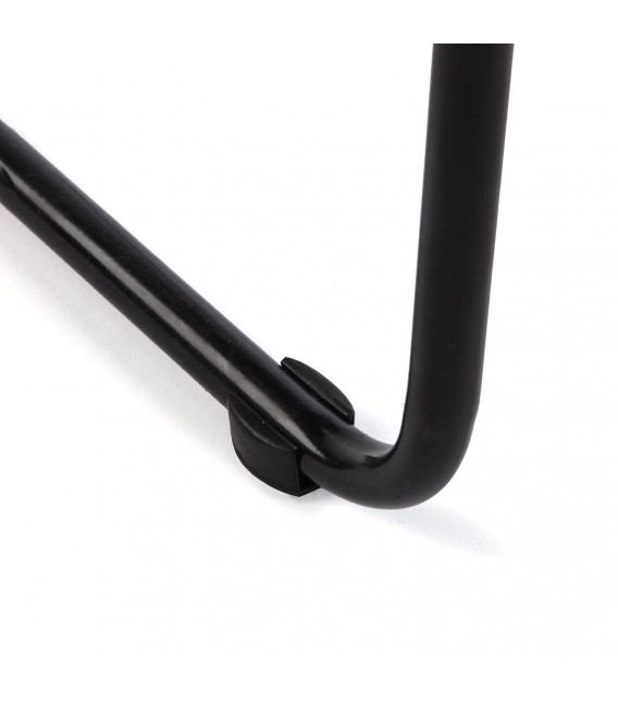 Silla tapizada color blanco roto, patas en metal negro.