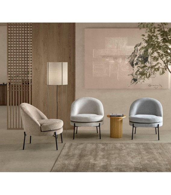 Butaca baja de estilo industrial blanco roto patas negras