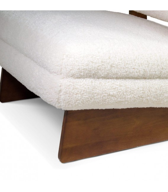 Sillón cómodo tela bouclé real de lana blanca, base en madera de teca