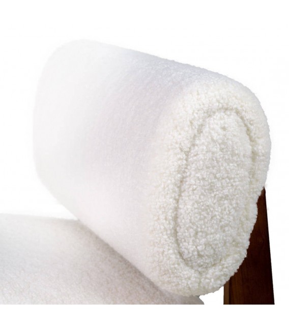 Sillón cómodo tela bouclé real de lana blanca, base en madera de teca