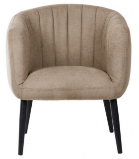 Sillón color beige patas metálicas color negro, sencillo y clásico.