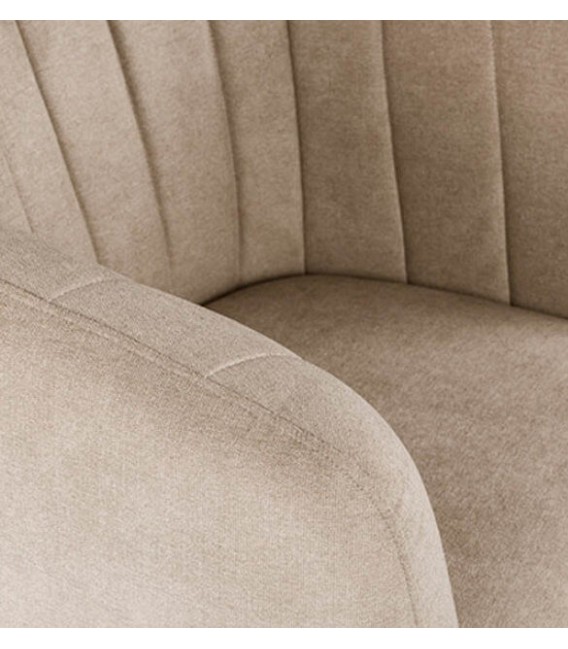 Sillón color beige patas metálicas color negro, sencillo y clásico.