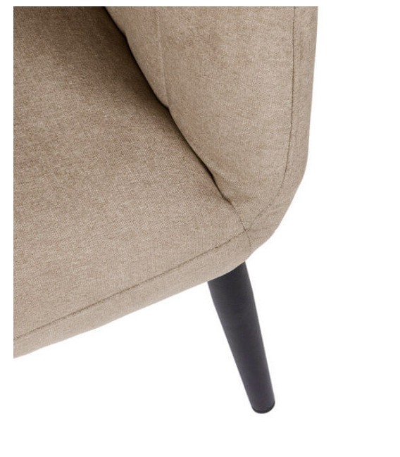 Sillón color beige patas metálicas color negro, sencillo y clásico.