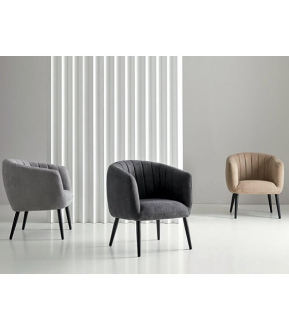 Sillón color beige patas metálicas color negro, sencillo y clásico.