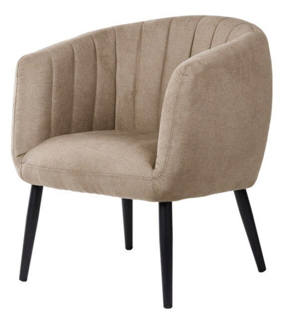 Sillón color beige patas metálicas color negro, sencillo y clásico.