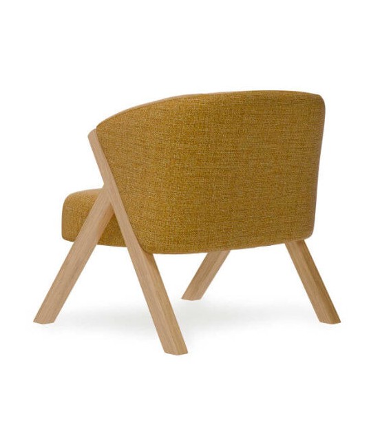 Butaca estilo nórdico color mostaza patas en madera natural, cómodo