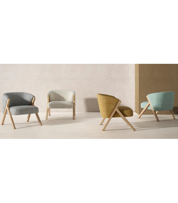 Butaca estilo nórdico color mostaza patas en madera natural, cómodo