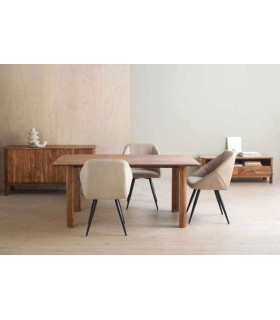 Mesa de comedor rectangular realizada en madera de acacia natural.