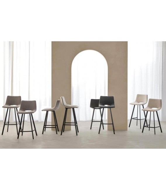 Taburete de barra tela chenilla color topo patas metálicas negras