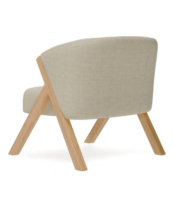 Butaca estilo nórdico color beige con las patas en madera natural mdmhogar