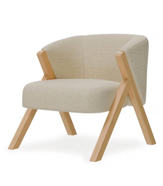 Butaca estilo nórdico color beige con las patas en madera natural mdmhogar