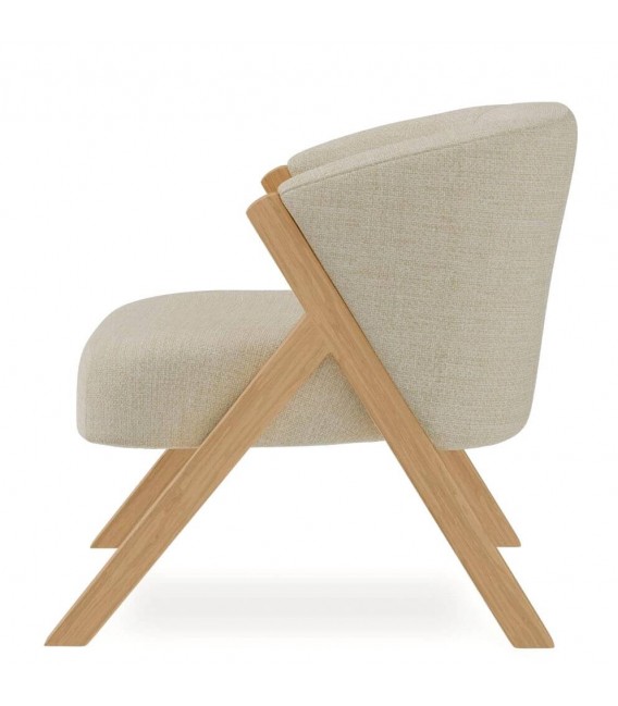 Butaca estilo nórdico color beige con las patas en madera natural mdmhogar