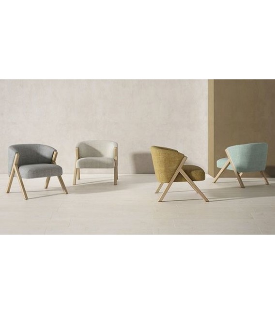 Butaca estilo nórdico color beige con las patas en madera natural mdmhogar