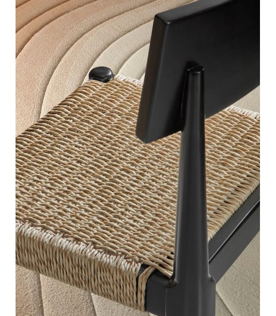 Silla cómoda madera maciza acabado negro asiento en fibras naturales