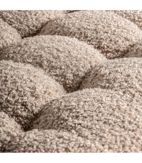 Sillón cómodo de estilo alpino tapizado en boucle de color beige mdmhogar