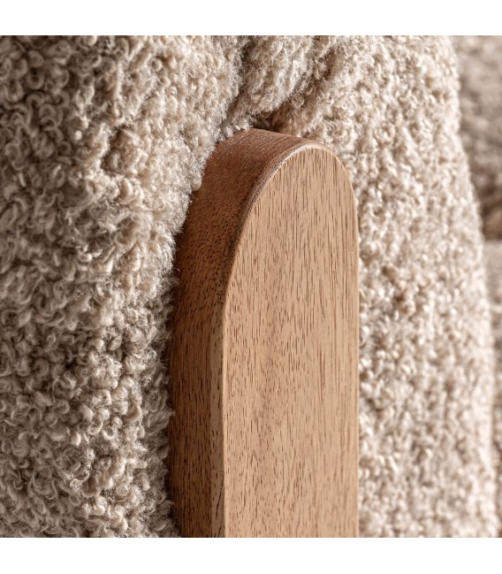 Sillón cómodo de estilo alpino tapizado en boucle de color beige mdmhogar