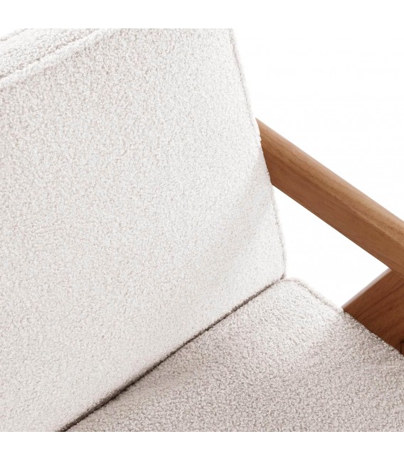 Sillón nórdico en bouclé blanco con patas de madera cerezo. 1