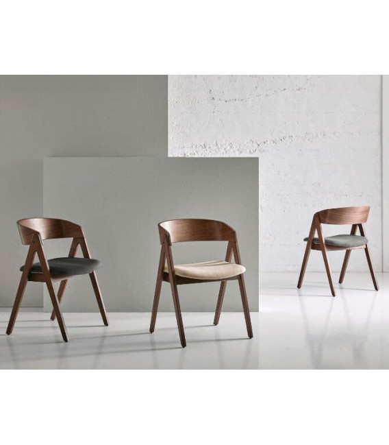 Silla con diseño moderno y de tendencia tapizada en tono beige mdmhogar