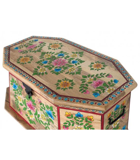 Baúl madera maciza y con todos los detalles pintados a mano