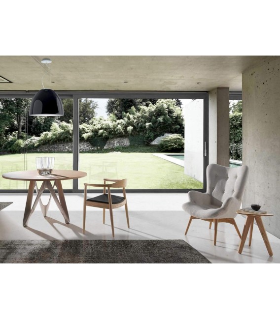 Sillón moderno con asiento y respaldo tapizados en tela color beige mdmhogar