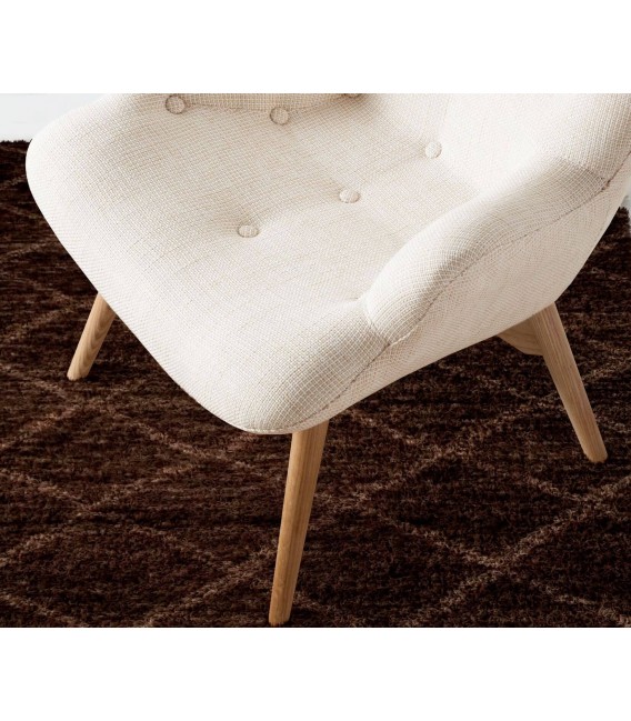 Sillón moderno con asiento y respaldo tapizados en tela color beige mdmhogar