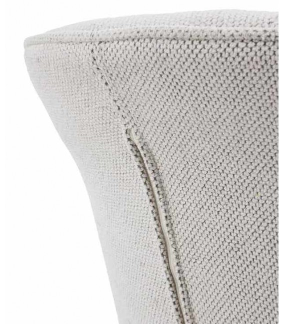 Silla tapizada en chenilla hueso, patas negras, estilo industrial. Mdmhogar4