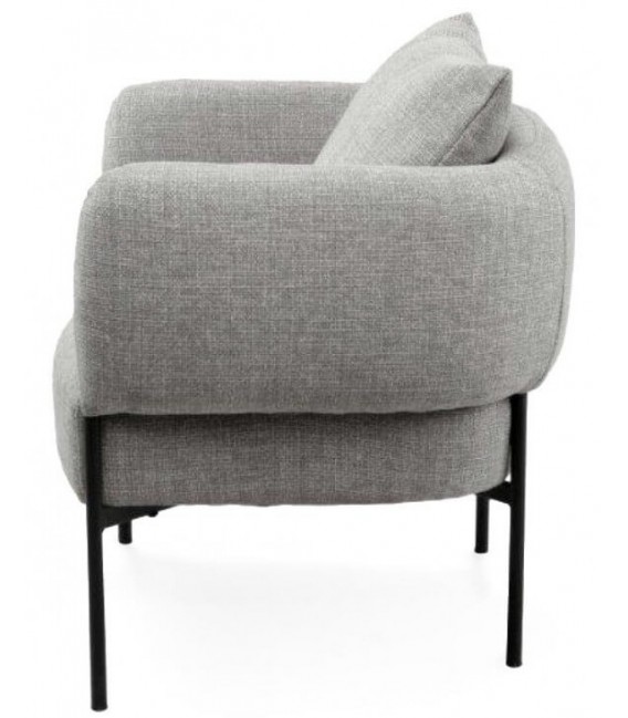 Butaca moderna tapizada en chenilla gris, patas de metal negro. Mdmhogar2
