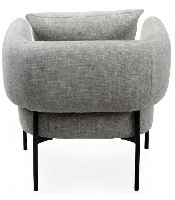 Butaca moderna tapizada en chenilla gris, patas de metal negro. Mdmhogar4
