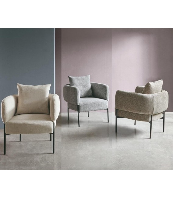 Butaca moderna tapizada en chenilla gris, patas de metal negro. Mdmhogar5