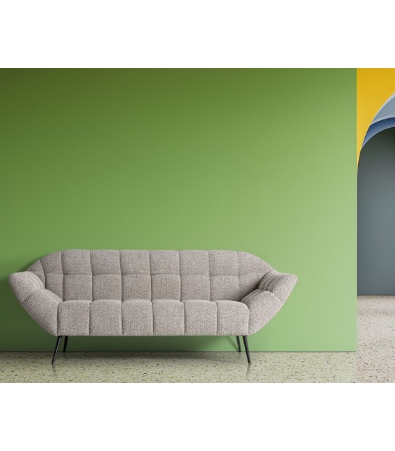 Sofá de 3 plazas en chenilla gris con patas negras. Estilo moderno. Mdmhogar