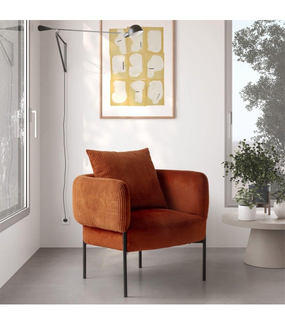Butaca moderna en pana y chenilla teja con patas de metal negro. Mdmhogar