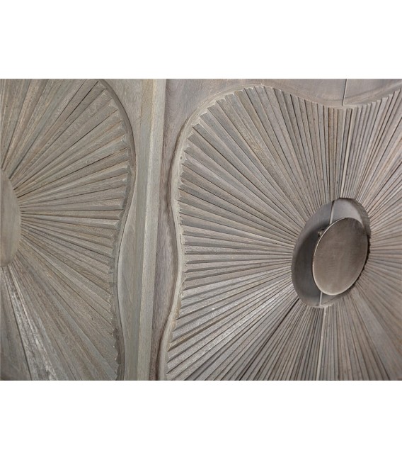 Aparador boho chic en mango tallado con patas y tiradores metálicos.2