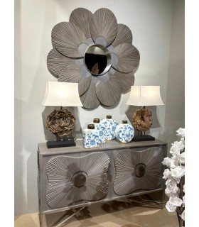 Aparador boho chic en mango tallado con patas y tiradores metálicos.