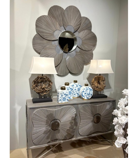 Aparador boho chic en mango tallado con patas y tiradores metálicos.