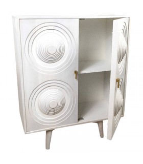 Armario bajo art decó en madera blanca tallada con tiradores dorados.