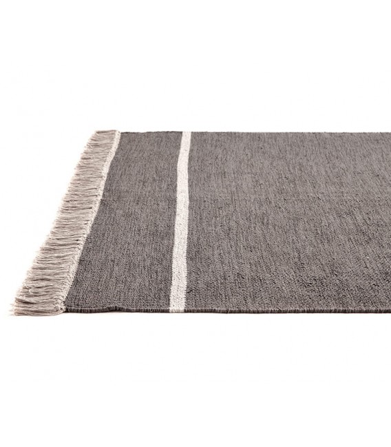 Alfombra grande de algodón en gris con flecos y líneas blancas.