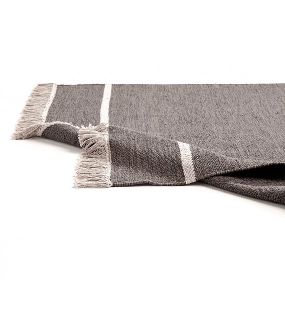 Alfombra grande de algodón en gris con flecos y líneas blancas.1