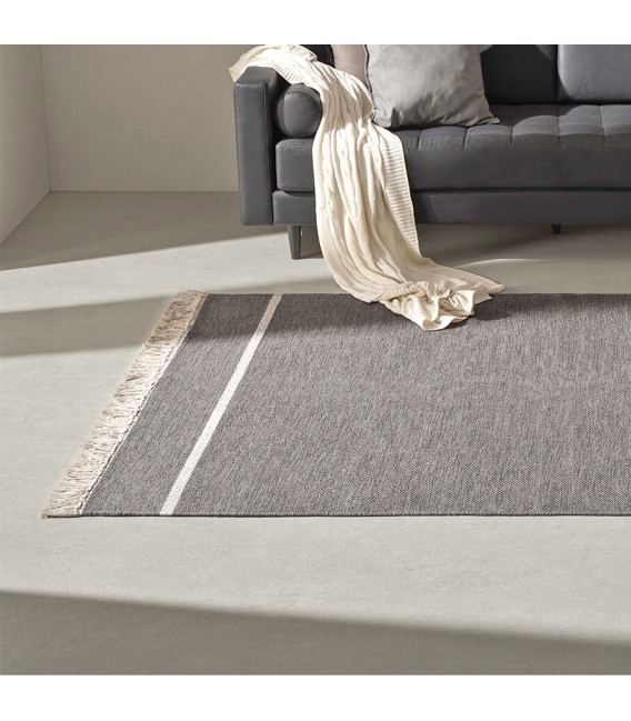Alfombra grande de algodón en gris con flecos y líneas blancas.2