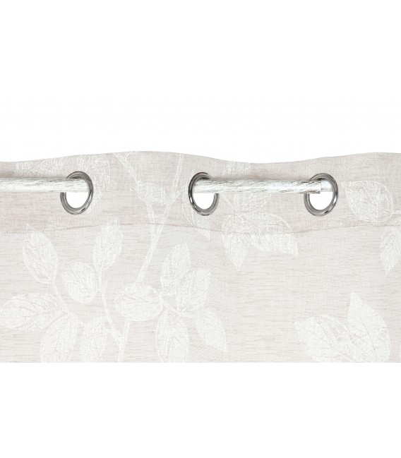 Cortina beige con hojas blancas y anillas cromadas estilo natural.