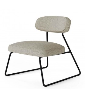 Butaca moderna tapizada en chenilla topo con patas metálicas negras mdmhogar