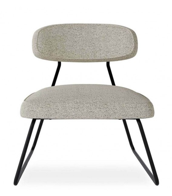 Butaca moderna tapizada en chenilla topo con patas metálicas negras 1