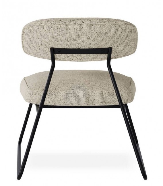 Butaca moderna tapizada en chenilla topo con patas metálicas negras 2