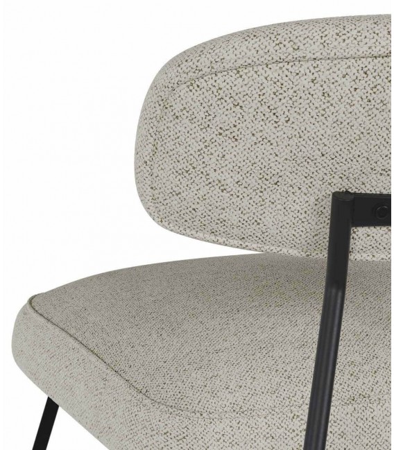 Butaca moderna tapizada en chenilla topo con patas metálicas negras 4