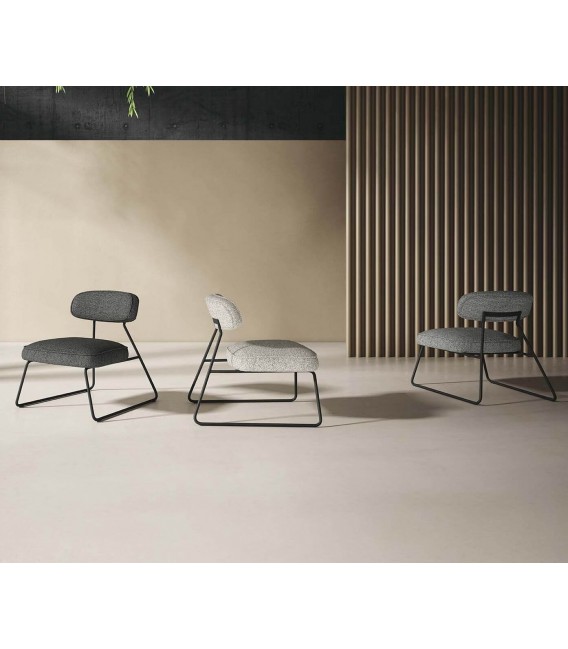 Butaca moderna tapizada en chenilla topo con patas metálicas negras 5